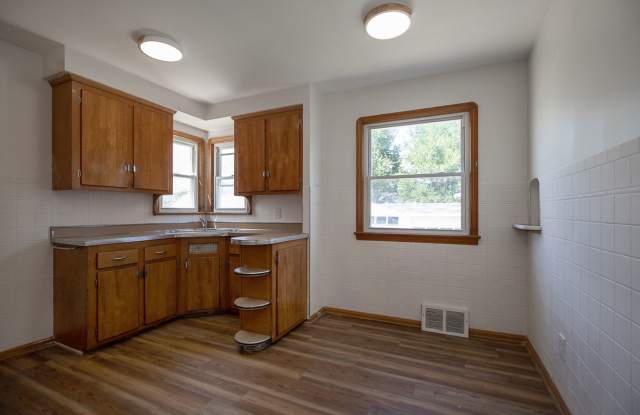 3-BED, 1 BATH BEAUTIFUL SINGLE- FAMILY HOME IN MAPLE HEIGHTS! Gallery 1