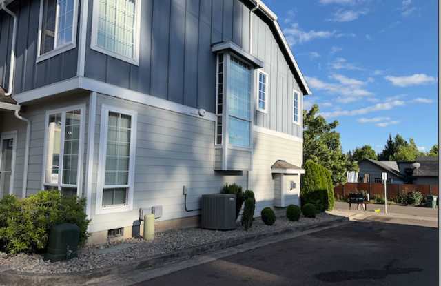 Beautiful 4 BR, 2 1/2 BA with main floor Bedroom or Office Gallery 4