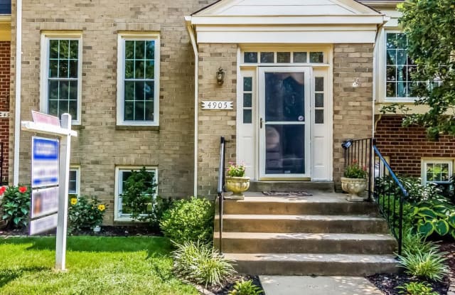4905 CARRIAGEPARK ROAD - 4905 Carriagepark Road, Kings Park West, VA 22032