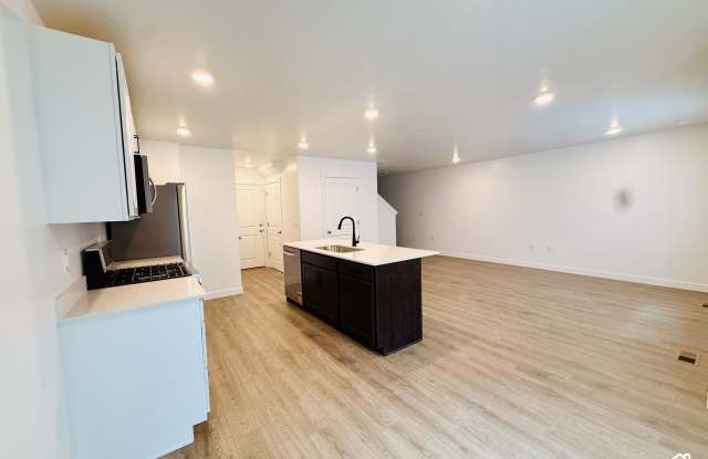 1906 E 670 N Gallery 2