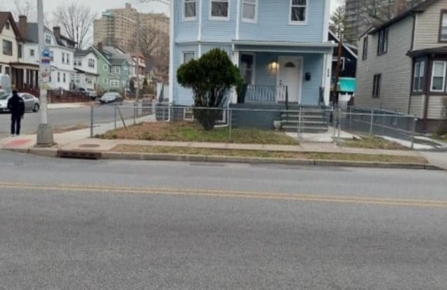 121 Sanford St, 2nd floor - 121 Sanford Street, East Orange, NJ 07018