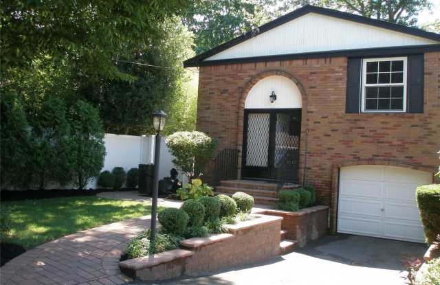4924 Express Dr S Gallery 1