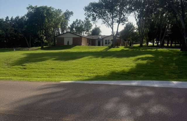 Beautiful Home on 1.25 Acres in Edmond for Lease Gallery 3
