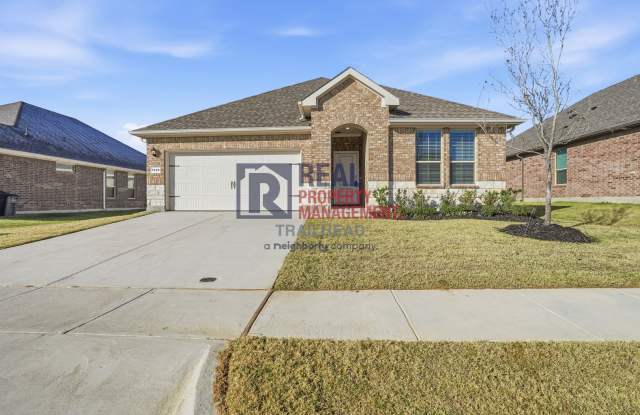 Spacious 5-Bedroom Home with Contemporary Living Spaces - 1928 Preakness Drive, Granbury, TX 76049
