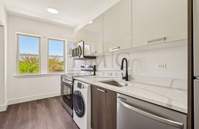 2 Bed in Andersonville with Italian Finishes, Natural Light & In-Unit Laundry! Gallery 3