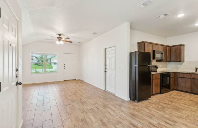 2 Week Free Move-In Special! Modern 3-Bedroom Duplex in Temple with Spacious Layout Gallery 3