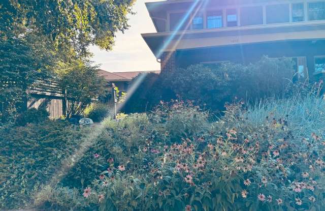Historical Duplex - Spacious 3 Bedroom, 2.5 Bath Duplex with fenced in private patio. photos photos