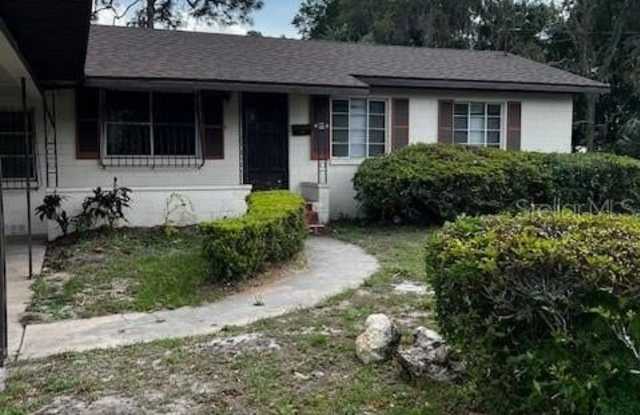 2112 HOLLYWOOD AVENUE - 2112 Hollywood Avenue, Eustis, FL 32726