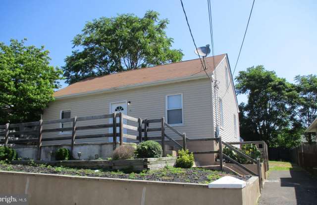 1431 BROOKSIDE AVENUE - 1431 Brookside Avenue, Linwood, PA 19061
