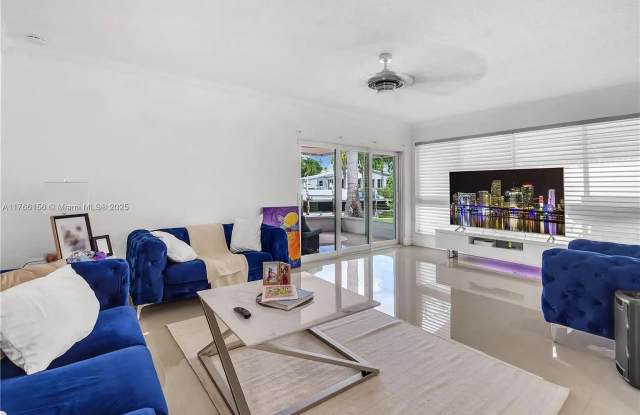 2424 Northeast 18th Avenue photos photos 2424 Northeast 18th Avenue photos photos