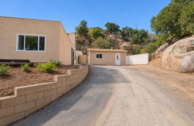 Unique 5-Bedroom Lake Elsinore Hillside Property with Lake Views + Separate Two-Room Building Gallery 4