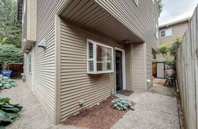 2 bed/2.5 bath Townhome with Bonus Loft Space in North Seattle, $2,800/mo. photos photos