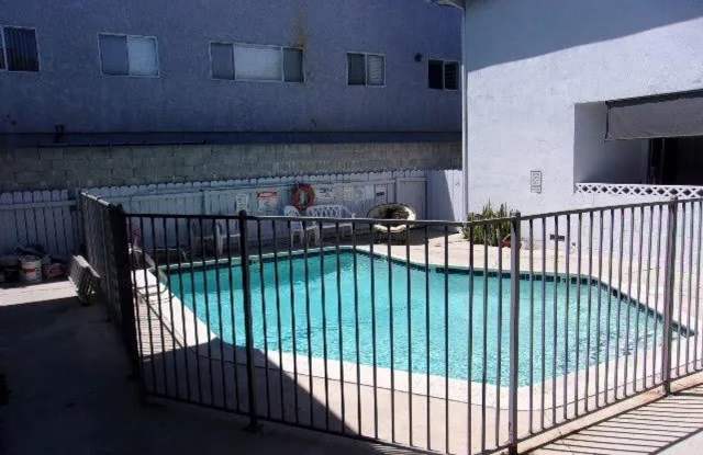 Sherman Way Apts Gallery 3