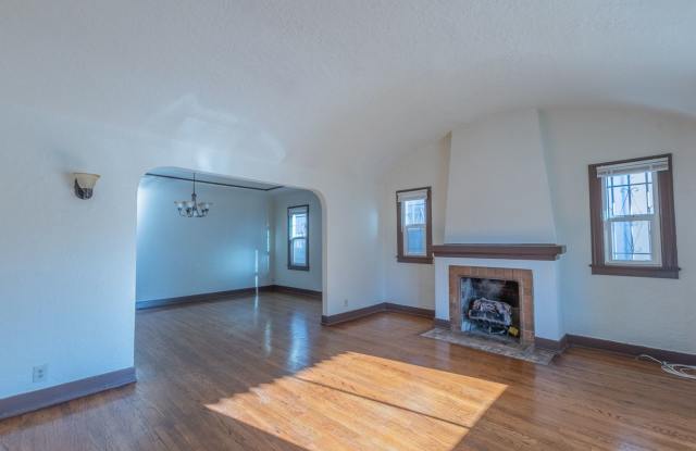 Beautiful 2 Bed +office, den garage, 1 Bath Gallery 4