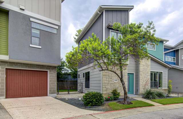 **THREE WEEKS FREE RENT!!** Spacious 3-Bedroom Home with Detached Garage & HOA-Maintained Exterior Gallery 4