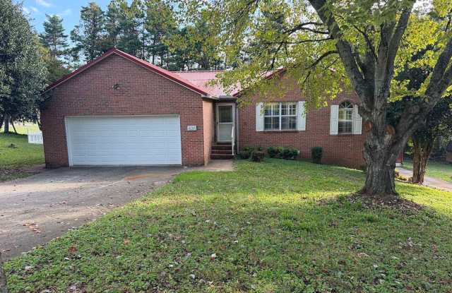 FARRAGUT...4 BEDROOM+BONUS/4 BATH BASEMENT RANCHER WITH PARTIALLY FURNISHED IN-LAW SUITE!! Gallery 1
