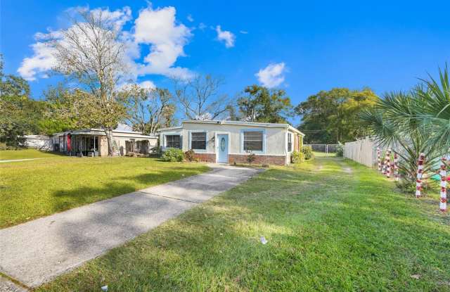 This charming 3 Bedroom, 2 Bath Single Family Home For Rent at 107 Garrison Dr.  Sanford, FL 32771 Gallery 3