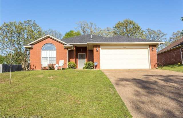 Beautiful 3 bed 2 bath for rent in Van Buren! **AVAILABLE NOW** - 1620 Hunter Hill Drive, Van Buren, AR 72956