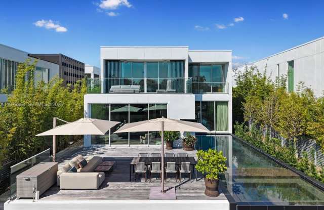 1051 W 48th St photos photos