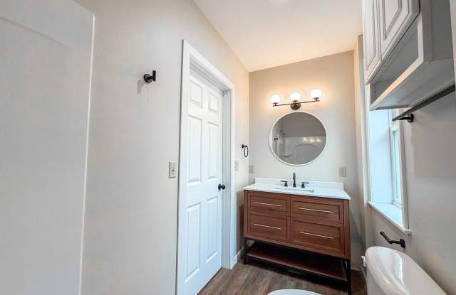 Spacious 4 Bedroom Apartment in La Crosse with Central Air & In-Unit Laundry Gallery 2
