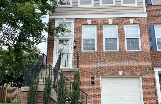 22464 MAISON CARREE Square Gallery 1