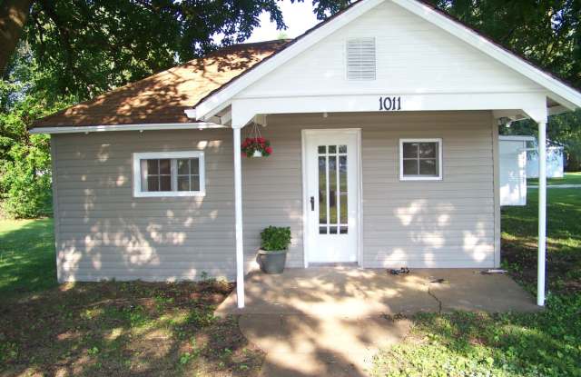 1 bedroom, 1 bath home near Evangel University photos photos