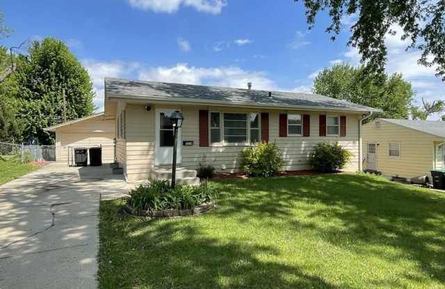 9218 Meredith Ave - 3 Bed/2 Bath Ranch in Northwest Omaha | Finished Basement, Detached Garage, Fenced Yard photos photos