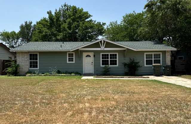 3 Bed , 2 bath on a .5 acre lot. photos photos