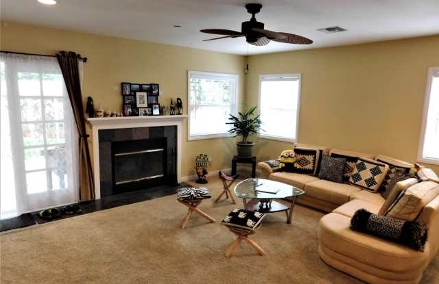Gorgeous 3 Bedroom / 2 Bath House for Rent Gallery 4