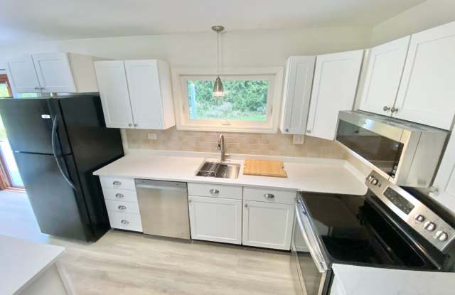 3 Bedroom House South End Neighborhood Burlington Available in September 5th! photos photos