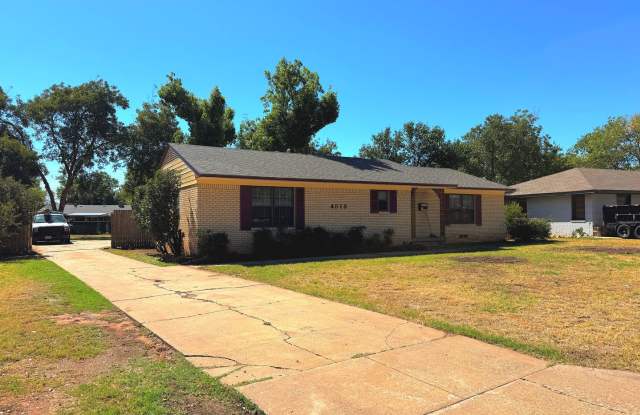 Spacias 4 Bed 3 Bath 2c Carport Home in University Park West! Gallery 3