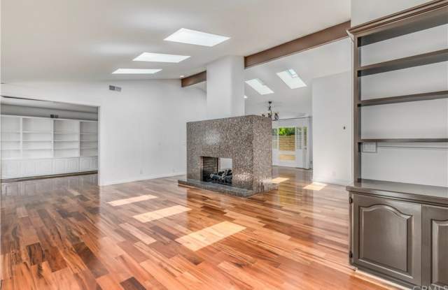 112 Via Mentone Gallery 3