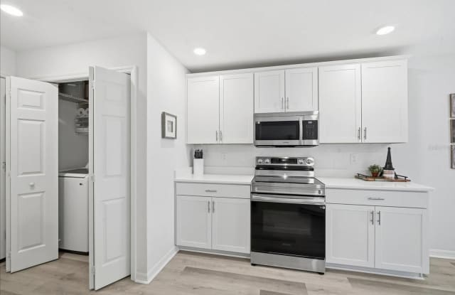 2731 IDYLL LAKES Circle Gallery 4