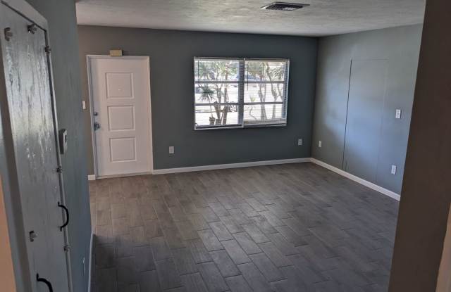 Conveniently located 2/1 Florida home with private backyard Gallery 4