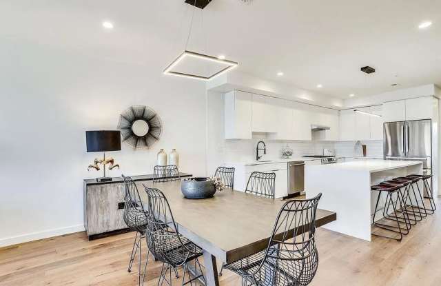 LUXURY 3 BED 3.5 BATH WITH PARKING & ROOF DECK Gallery 3