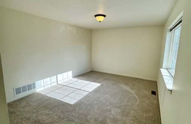 3 Bedrooms, 2 Bathroom 4-plex; less than 2 miles to MSU photos photos