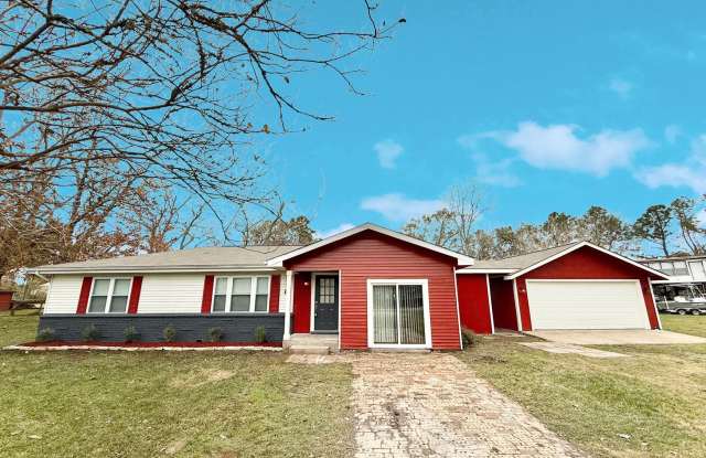 Nice and spacious 3/2/2 home w/ den on almost an acre in Angleton! - 8 Piney Way, Angleton, TX 77515