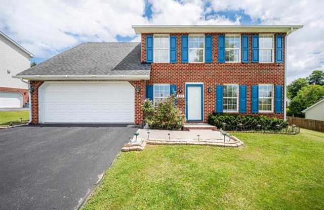 4BR/3.5BA Home in Up Town Christiansburg Gallery 1
