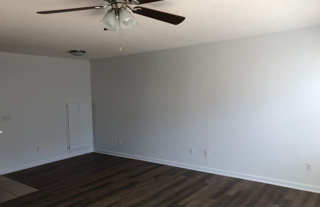 Foxhill Commons - Fresh Paint and New Flooring Throughout!!! Gallery 4