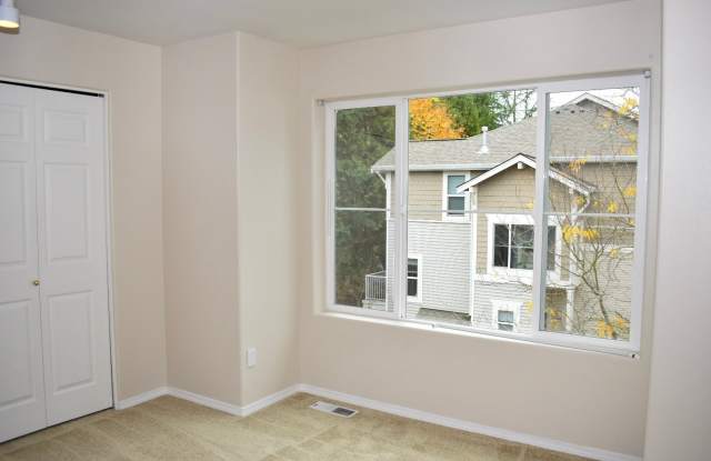 Gorgeous 2br/2.5ba Townhouse in Desirable Tigard Location! photos photos
