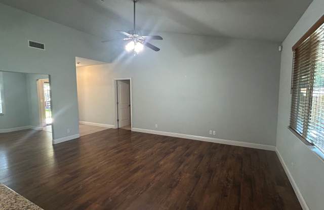 3 bed 2 bath Chico Charmer with fenced back yard! Gallery 3