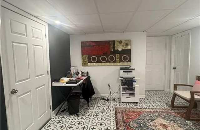 Room in 7 Bedroom Home at Glenwhite Dr Gallery 4