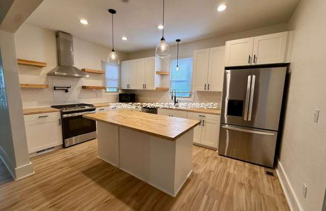 Beautifully Updated 3-Bedroom Home in Downtown Lee’s Summit! Gallery 1
