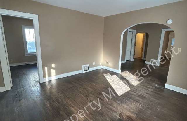 Charming 3 bedroom home available now! - 2310 North Clinton Street, Saginaw, MI 48602