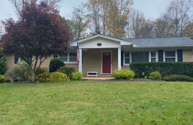 Beautiful brick, ranch home in the Enka School district. 3 bedrooms, 2 bathrooms! - 350 Pritchard Road, Asheville, NC 28715