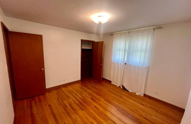 All Brick 3 bedroom 1 bathroom Home near Mercy Hospital Available Now ! Gallery 4