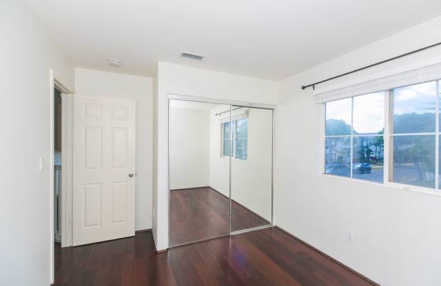 Pet Friendly Property Ocean Pointe: 3-bed, 2.5 bath single family home now available ! Gallery 3