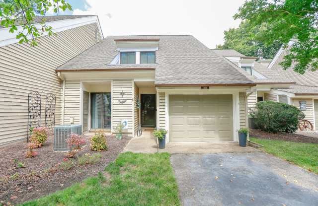 Lovely low maintenance Winster Fax condo on golf course in Kingsmill! photos photos