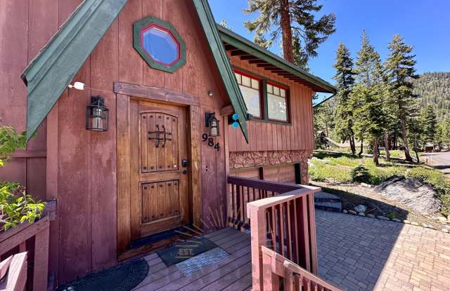 Beautiful Mountain Home w 2 Car Garage! - 984 Tyner Way, Incline Village, NV 89451