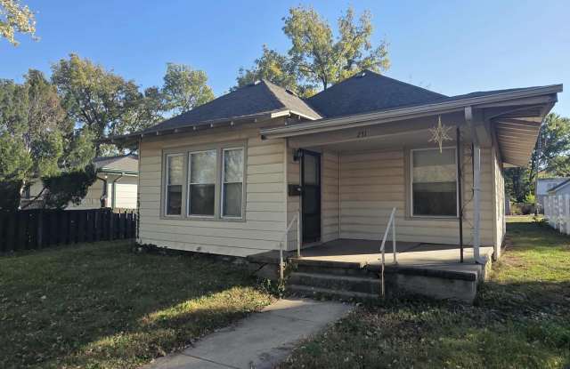 Spacious Home with large back yard! - 231 West 2nd Street, Junction City, KS 66441